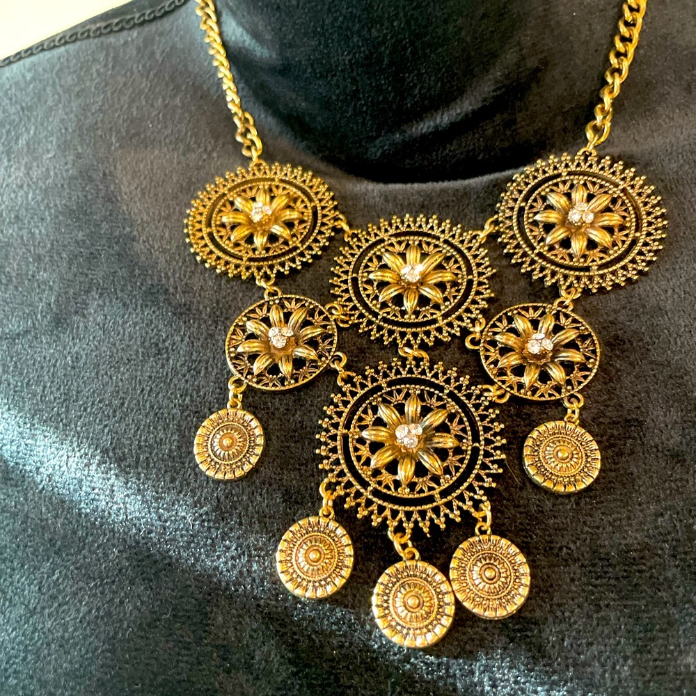 ⭐️ Amazing statement neckpiece and earrings ⭐️